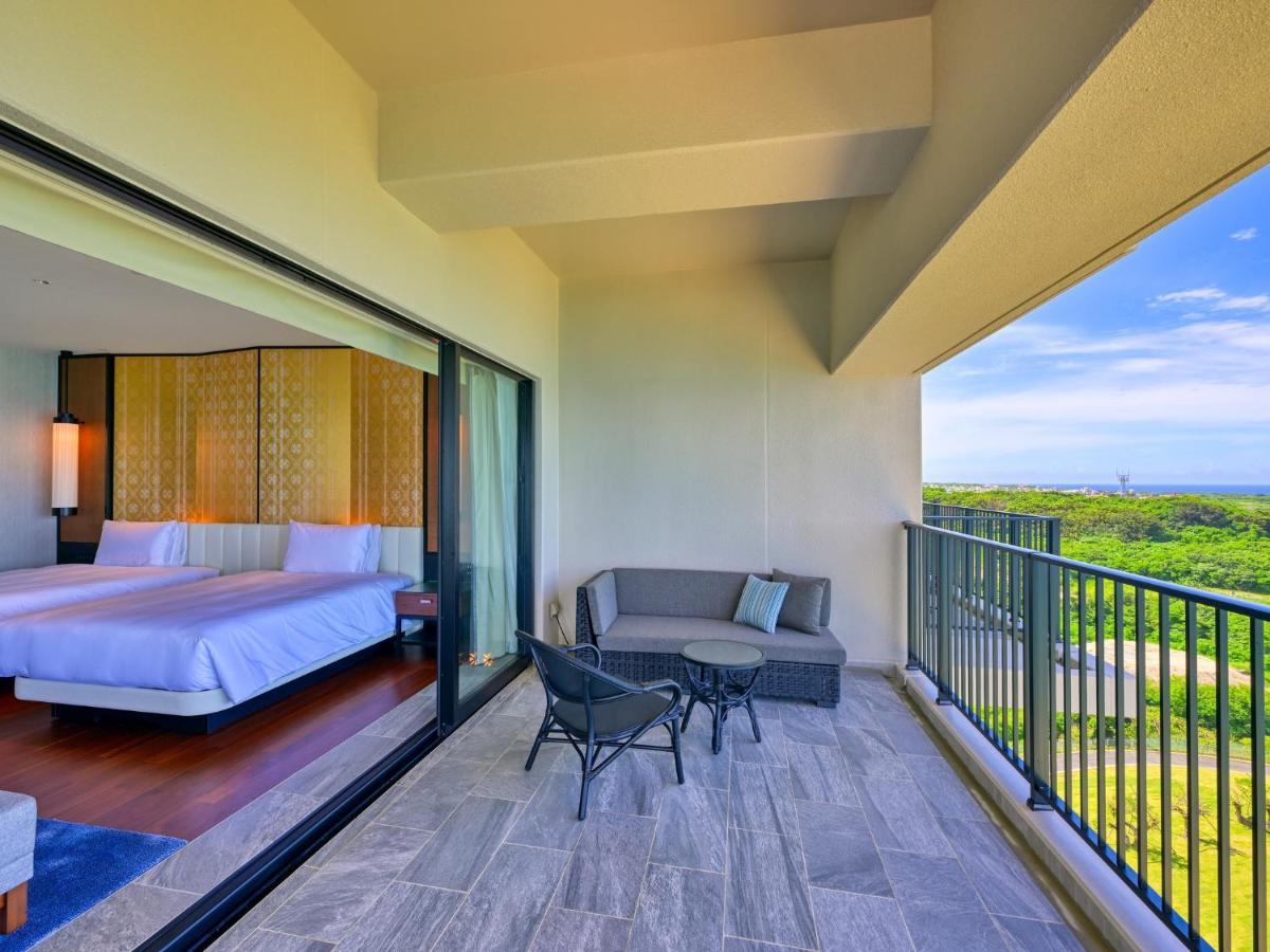 Ryukyu Hotel & Resort Nashiro Beach Itoman Exterior foto A balcony at the hotel